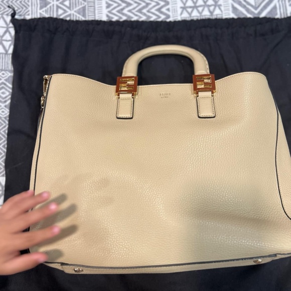 Fendi FF Classic Tote in Calfskin Leather - Picture 3 of 7